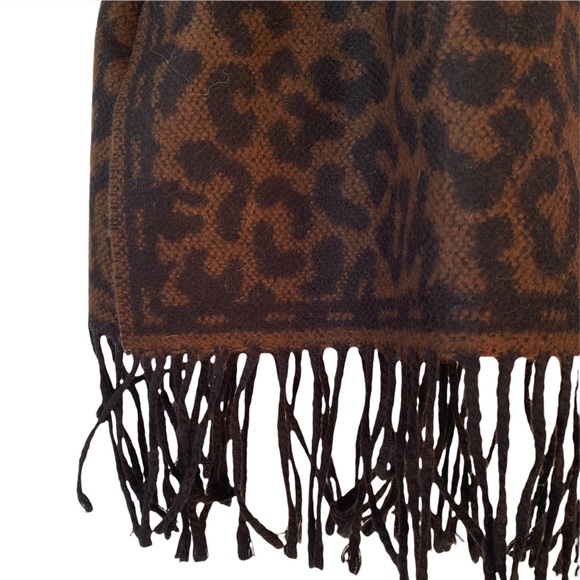 Character club reversible leopard print shawl - Picture 4 of 8